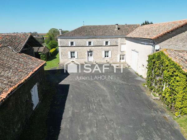 Maison charentaise avec de nombreuses dépendances
