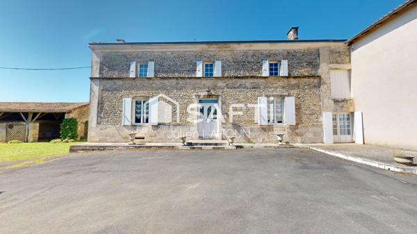Maison charentaise avec de nombreuses dépendances