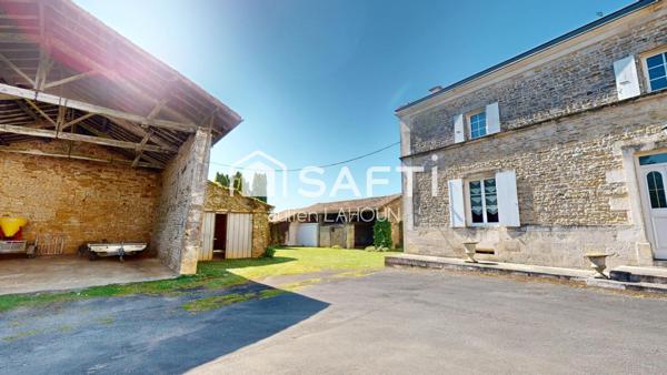 Maison charentaise avec de nombreuses dépendances