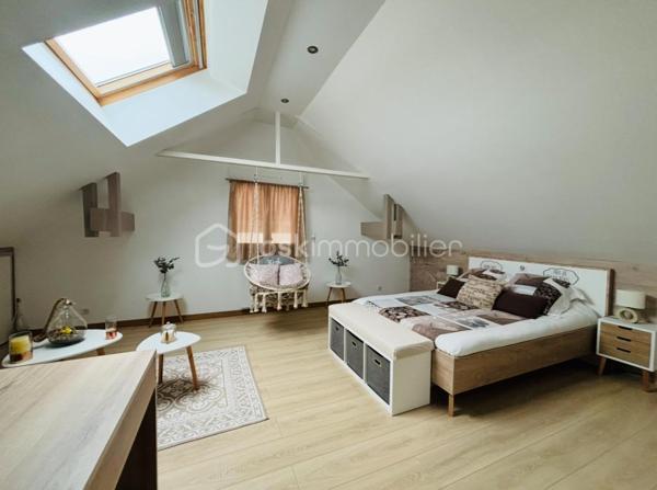 Vous rêvez d’un grand appartement avec de beaux volumes et la possibilité de profiter d’une piscine au sein de la copropriété ?

Je vous invite à découvrir ce magnifique T4 de 106,26 m² loi Carrez et 185 m2 au sol. 

Chaque détail a été pensé et réalisé avec minutie afin de créer un intérieur à la fois élégant, chaleureux et confortable, idéal pour profiter pleinement de chaque instant.

Les beaux volumes de ce bien :
3 grandes chambres, dont une belle suite parentale avec salle d’eau :
Chambre 1 : 14,97 m² au sol
Chambre 2 : 27,69 m² au sol
Chambre 3 : 29,10 m² au sol
Séjour : 23,50 m² au sol
Cuisine : 13,25 m² au sol
Salle de bain : 21,01 m² au sol
Coin bureau : 15,50 m² au sol
Buanderie : 10,27 m² au sol

À retenir :
106,26 m² loi Carrez
185 m² au sol

Système de chauffage électrique (avec gestionnaire d'énergie)
Détecteur de fuite avec coupure automatique
Double vitrage
2 places de parking
1 cave
Petite copropriété de 5 appartements sécurisée avec portail électrique
Superbe piscine au sein de la copropriété (12m)
Espace vert pour profiter pleinement des beaux jours

Ce bien est sa proximité immédiate de toutes les commodités :
À seulement 2 minutes de la gare du Viviers-du-Lac
Arrêt de bus juste à côté de la copropriété
Premier supermarché à seulement 2 minutes