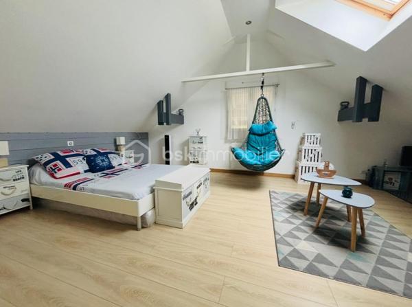 Vous rêvez d’un grand appartement avec de beaux volumes et la possibilité de profiter d’une piscine au sein de la copropriété ?

Je vous invite à découvrir ce magnifique T4 de 106,26 m² loi Carrez et 185 m2 au sol. 

Chaque détail a été pensé et réalisé avec minutie afin de créer un intérieur à la fois élégant, chaleureux et confortable, idéal pour profiter pleinement de chaque instant.

Les beaux volumes de ce bien :
3 grandes chambres, dont une belle suite parentale avec salle d’eau :
Chambre 1 : 14,97 m² au sol
Chambre 2 : 27,69 m² au sol
Chambre 3 : 29,10 m² au sol
Séjour : 23,50 m² au sol
Cuisine : 13,25 m² au sol
Salle de bain : 21,01 m² au sol
Coin bureau : 15,50 m² au sol
Buanderie : 10,27 m² au sol

À retenir :
106,26 m² loi Carrez
185 m² au sol

Système de chauffage électrique (avec gestionnaire d'énergie)
Détecteur de fuite avec coupure automatique
Double vitrage
2 places de parking
1 cave
Petite copropriété de 5 appartements sécurisée avec portail électrique
Superbe piscine au sein de la copropriété (12m)
Espace vert pour profiter pleinement des beaux jours

Ce bien est sa proximité immédiate de toutes les commodités :
À seulement 2 minutes de la gare du Viviers-du-Lac
Arrêt de bus juste à côté de la copropriété
Premier supermarché à seulement 2 minutes