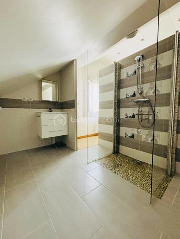 Vous rêvez d’un grand appartement avec de beaux volumes et la possibilité de profiter d’une piscine au sein de la copropriété ?

Je vous invite à découvrir ce magnifique T4 de 106,26 m² loi Carrez et 185 m2 au sol. 

Chaque détail a été pensé et réalisé avec minutie afin de créer un intérieur à la fois élégant, chaleureux et confortable, idéal pour profiter pleinement de chaque instant.

Les beaux volumes de ce bien :
3 grandes chambres, dont une belle suite parentale avec salle d’eau :
Chambre 1 : 14,97 m² au sol
Chambre 2 : 27,69 m² au sol
Chambre 3 : 29,10 m² au sol
Séjour : 23,50 m² au sol
Cuisine : 13,25 m² au sol
Salle de bain : 21,01 m² au sol
Coin bureau : 15,50 m² au sol
Buanderie : 10,27 m² au sol

À retenir :
106,26 m² loi Carrez
185 m² au sol

Système de chauffage électrique (avec gestionnaire d'énergie)
Détecteur de fuite avec coupure automatique
Double vitrage
2 places de parking
1 cave
Petite copropriété de 5 appartements sécurisée avec portail électrique
Superbe piscine au sein de la copropriété (12m)
Espace vert pour profiter pleinement des beaux jours

Ce bien est sa proximité immédiate de toutes les commodités :
À seulement 2 minutes de la gare du Viviers-du-Lac
Arrêt de bus juste à côté de la copropriété
Premier supermarché à seulement 2 minutes