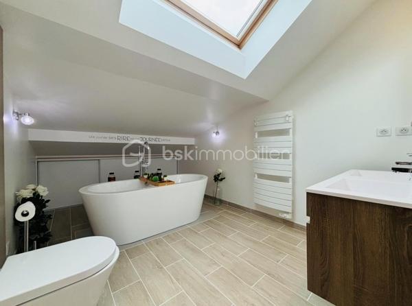 Vous rêvez d’un grand appartement avec de beaux volumes et la possibilité de profiter d’une piscine au sein de la copropriété ?

Je vous invite à découvrir ce magnifique T4 de 106,26 m² loi Carrez et 185 m2 au sol. 

Chaque détail a été pensé et réalisé avec minutie afin de créer un intérieur à la fois élégant, chaleureux et confortable, idéal pour profiter pleinement de chaque instant.

Les beaux volumes de ce bien :
3 grandes chambres, dont une belle suite parentale avec salle d’eau :
Chambre 1 : 14,97 m² au sol
Chambre 2 : 27,69 m² au sol
Chambre 3 : 29,10 m² au sol
Séjour : 23,50 m² au sol
Cuisine : 13,25 m² au sol
Salle de bain : 21,01 m² au sol
Coin bureau : 15,50 m² au sol
Buanderie : 10,27 m² au sol

À retenir :
106,26 m² loi Carrez
185 m² au sol

Système de chauffage électrique (avec gestionnaire d'énergie)
Détecteur de fuite avec coupure automatique
Double vitrage
2 places de parking
1 cave
Petite copropriété de 5 appartements sécurisée avec portail électrique
Superbe piscine au sein de la copropriété (12m)
Espace vert pour profiter pleinement des beaux jours

Ce bien est sa proximité immédiate de toutes les commodités :
À seulement 2 minutes de la gare du Viviers-du-Lac
Arrêt de bus juste à côté de la copropriété
Premier supermarché à seulement 2 minutes