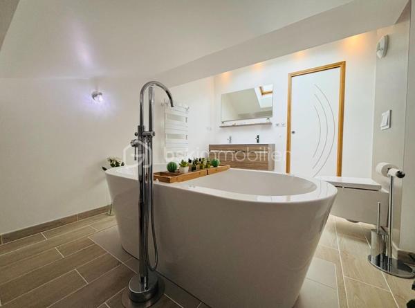 Vous rêvez d’un grand appartement avec de beaux volumes et la possibilité de profiter d’une piscine au sein de la copropriété ?

Je vous invite à découvrir ce magnifique T4 de 106,26 m² loi Carrez et 185 m2 au sol. 

Chaque détail a été pensé et réalisé avec minutie afin de créer un intérieur à la fois élégant, chaleureux et confortable, idéal pour profiter pleinement de chaque instant.

Les beaux volumes de ce bien :
3 grandes chambres, dont une belle suite parentale avec salle d’eau :
Chambre 1 : 14,97 m² au sol
Chambre 2 : 27,69 m² au sol
Chambre 3 : 29,10 m² au sol
Séjour : 23,50 m² au sol
Cuisine : 13,25 m² au sol
Salle de bain : 21,01 m² au sol
Coin bureau : 15,50 m² au sol
Buanderie : 10,27 m² au sol

À retenir :
106,26 m² loi Carrez
185 m² au sol

Système de chauffage électrique (avec gestionnaire d'énergie)
Détecteur de fuite avec coupure automatique
Double vitrage
2 places de parking
1 cave
Petite copropriété de 5 appartements sécurisée avec portail électrique
Superbe piscine au sein de la copropriété (12m)
Espace vert pour profiter pleinement des beaux jours

Ce bien est sa proximité immédiate de toutes les commodités :
À seulement 2 minutes de la gare du Viviers-du-Lac
Arrêt de bus juste à côté de la copropriété
Premier supermarché à seulement 2 minutes