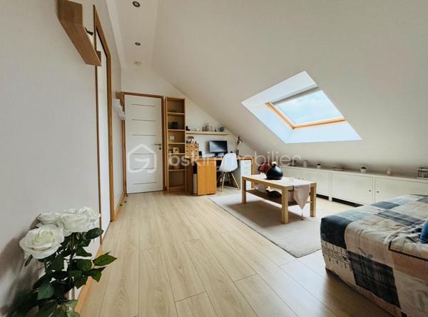 Vous rêvez d’un grand appartement avec de beaux volumes et la possibilité de profiter d’une piscine au sein de la copropriété ?

Je vous invite à découvrir ce magnifique T4 de 106,26 m² loi Carrez et 185 m2 au sol. 

Chaque détail a été pensé et réalisé avec minutie afin de créer un intérieur à la fois élégant, chaleureux et confortable, idéal pour profiter pleinement de chaque instant.

Les beaux volumes de ce bien :
3 grandes chambres, dont une belle suite parentale avec salle d’eau :
Chambre 1 : 14,97 m² au sol
Chambre 2 : 27,69 m² au sol
Chambre 3 : 29,10 m² au sol
Séjour : 23,50 m² au sol
Cuisine : 13,25 m² au sol
Salle de bain : 21,01 m² au sol
Coin bureau : 15,50 m² au sol
Buanderie : 10,27 m² au sol

À retenir :
106,26 m² loi Carrez
185 m² au sol

Système de chauffage électrique (avec gestionnaire d'énergie)
Détecteur de fuite avec coupure automatique
Double vitrage
2 places de parking
1 cave
Petite copropriété de 5 appartements sécurisée avec portail électrique
Superbe piscine au sein de la copropriété (12m)
Espace vert pour profiter pleinement des beaux jours

Ce bien est sa proximité immédiate de toutes les commodités :
À seulement 2 minutes de la gare du Viviers-du-Lac
Arrêt de bus juste à côté de la copropriété
Premier supermarché à seulement 2 minutes