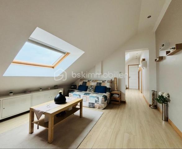 Vous rêvez d’un grand appartement avec de beaux volumes et la possibilité de profiter d’une piscine au sein de la copropriété ?

Je vous invite à découvrir ce magnifique T4 de 106,26 m² loi Carrez et 185 m2 au sol. 

Chaque détail a été pensé et réalisé avec minutie afin de créer un intérieur à la fois élégant, chaleureux et confortable, idéal pour profiter pleinement de chaque instant.

Les beaux volumes de ce bien :
3 grandes chambres, dont une belle suite parentale avec salle d’eau :
Chambre 1 : 14,97 m² au sol
Chambre 2 : 27,69 m² au sol
Chambre 3 : 29,10 m² au sol
Séjour : 23,50 m² au sol
Cuisine : 13,25 m² au sol
Salle de bain : 21,01 m² au sol
Coin bureau : 15,50 m² au sol
Buanderie : 10,27 m² au sol

À retenir :
106,26 m² loi Carrez
185 m² au sol

Système de chauffage électrique (avec gestionnaire d'énergie)
Détecteur de fuite avec coupure automatique
Double vitrage
2 places de parking
1 cave
Petite copropriété de 5 appartements sécurisée avec portail électrique
Superbe piscine au sein de la copropriété (12m)
Espace vert pour profiter pleinement des beaux jours

Ce bien est sa proximité immédiate de toutes les commodités :
À seulement 2 minutes de la gare du Viviers-du-Lac
Arrêt de bus juste à côté de la copropriété
Premier supermarché à seulement 2 minutes