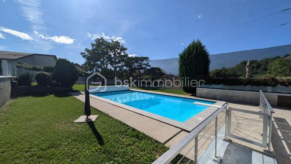 Vous rêvez d’un grand appartement avec de beaux volumes et la possibilité de profiter d’une piscine au sein de la copropriété ?

Je vous invite à découvrir ce magnifique T4 de 106,26 m² loi Carrez et 185 m2 au sol. 

Chaque détail a été pensé et réalisé avec minutie afin de créer un intérieur à la fois élégant, chaleureux et confortable, idéal pour profiter pleinement de chaque instant.

Les beaux volumes de ce bien :
3 grandes chambres, dont une belle suite parentale avec salle d’eau :
Chambre 1 : 14,97 m² au sol
Chambre 2 : 27,69 m² au sol
Chambre 3 : 29,10 m² au sol
Séjour : 23,50 m² au sol
Cuisine : 13,25 m² au sol
Salle de bain : 21,01 m² au sol
Coin bureau : 15,50 m² au sol
Buanderie : 10,27 m² au sol

À retenir :
106,26 m² loi Carrez
185 m² au sol

Système de chauffage électrique (avec gestionnaire d'énergie)
Détecteur de fuite avec coupure automatique
Double vitrage
2 places de parking
1 cave
Petite copropriété de 5 appartements sécurisée avec portail électrique
Superbe piscine au sein de la copropriété (12m)
Espace vert pour profiter pleinement des beaux jours

Ce bien est sa proximité immédiate de toutes les commodités :
À seulement 2 minutes de la gare du Viviers-du-Lac
Arrêt de bus juste à côté de la copropriété
Premier supermarché à seulement 2 minutes