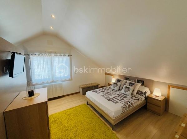 Vous rêvez d’un grand appartement avec de beaux volumes et la possibilité de profiter d’une piscine au sein de la copropriété ?

Je vous invite à découvrir ce magnifique T4 de 106,26 m² loi Carrez et 185 m2 au sol. 

Chaque détail a été pensé et réalisé avec minutie afin de créer un intérieur à la fois élégant, chaleureux et confortable, idéal pour profiter pleinement de chaque instant.

Les beaux volumes de ce bien :
3 grandes chambres, dont une belle suite parentale avec salle d’eau :
Chambre 1 : 14,97 m² au sol
Chambre 2 : 27,69 m² au sol
Chambre 3 : 29,10 m² au sol
Séjour : 23,50 m² au sol
Cuisine : 13,25 m² au sol
Salle de bain : 21,01 m² au sol
Coin bureau : 15,50 m² au sol
Buanderie : 10,27 m² au sol

À retenir :
106,26 m² loi Carrez
185 m² au sol

Système de chauffage électrique (avec gestionnaire d'énergie)
Détecteur de fuite avec coupure automatique
Double vitrage
2 places de parking
1 cave
Petite copropriété de 5 appartements sécurisée avec portail électrique
Superbe piscine au sein de la copropriété (12m)
Espace vert pour profiter pleinement des beaux jours

Ce bien est sa proximité immédiate de toutes les commodités :
À seulement 2 minutes de la gare du Viviers-du-Lac
Arrêt de bus juste à côté de la copropriété
Premier supermarché à seulement 2 minutes