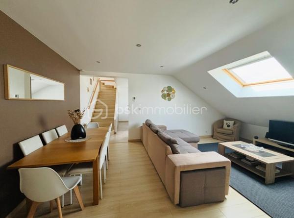Vous rêvez d’un grand appartement avec de beaux volumes et la possibilité de profiter d’une piscine au sein de la copropriété ?

Je vous invite à découvrir ce magnifique T4 de 106,26 m² loi Carrez et 185 m2 au sol. 

Chaque détail a été pensé et réalisé avec minutie afin de créer un intérieur à la fois élégant, chaleureux et confortable, idéal pour profiter pleinement de chaque instant.

Les beaux volumes de ce bien :
3 grandes chambres, dont une belle suite parentale avec salle d’eau :
Chambre 1 : 14,97 m² au sol
Chambre 2 : 27,69 m² au sol
Chambre 3 : 29,10 m² au sol
Séjour : 23,50 m² au sol
Cuisine : 13,25 m² au sol
Salle de bain : 21,01 m² au sol
Coin bureau : 15,50 m² au sol
Buanderie : 10,27 m² au sol

À retenir :
106,26 m² loi Carrez
185 m² au sol

Système de chauffage électrique (avec gestionnaire d'énergie)
Détecteur de fuite avec coupure automatique
Double vitrage
2 places de parking
1 cave
Petite copropriété de 5 appartements sécurisée avec portail électrique
Superbe piscine au sein de la copropriété (12m)
Espace vert pour profiter pleinement des beaux jours

Ce bien est sa proximité immédiate de toutes les commodités :
À seulement 2 minutes de la gare du Viviers-du-Lac
Arrêt de bus juste à côté de la copropriété
Premier supermarché à seulement 2 minutes