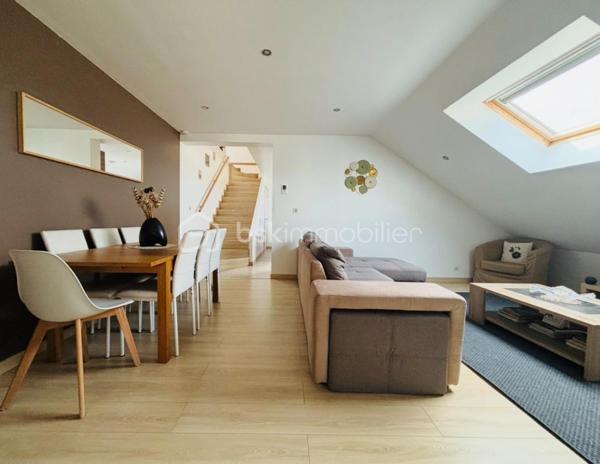 Vous rêvez d’un grand appartement avec de beaux volumes et la possibilité de profiter d’une piscine au sein de la copropriété ?

Je vous invite à découvrir ce magnifique T4 de 106,26 m² loi Carrez et 185 m2 au sol. 

Chaque détail a été pensé et réalisé avec minutie afin de créer un intérieur à la fois élégant, chaleureux et confortable, idéal pour profiter pleinement de chaque instant.

Les beaux volumes de ce bien :
3 grandes chambres, dont une belle suite parentale avec salle d’eau :
Chambre 1 : 14,97 m² au sol
Chambre 2 : 27,69 m² au sol
Chambre 3 : 29,10 m² au sol
Séjour : 23,50 m² au sol
Cuisine : 13,25 m² au sol
Salle de bain : 21,01 m² au sol
Coin bureau : 15,50 m² au sol
Buanderie : 10,27 m² au sol

À retenir :
106,26 m² loi Carrez
185 m² au sol

Système de chauffage électrique (avec gestionnaire d'énergie)
Détecteur de fuite avec coupure automatique
Double vitrage
2 places de parking
1 cave
Petite copropriété de 5 appartements sécurisée avec portail électrique
Superbe piscine au sein de la copropriété (12m)
Espace vert pour profiter pleinement des beaux jours

Ce bien est sa proximité immédiate de toutes les commodités :
À seulement 2 minutes de la gare du Viviers-du-Lac
Arrêt de bus juste à côté de la copropriété
Premier supermarché à seulement 2 minutes