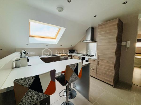 Vous rêvez d’un grand appartement avec de beaux volumes et la possibilité de profiter d’une piscine au sein de la copropriété ?

Je vous invite à découvrir ce magnifique T4 de 106,26 m² loi Carrez et 185 m2 au sol. 

Chaque détail a été pensé et réalisé avec minutie afin de créer un intérieur à la fois élégant, chaleureux et confortable, idéal pour profiter pleinement de chaque instant.

Les beaux volumes de ce bien :
3 grandes chambres, dont une belle suite parentale avec salle d’eau :
Chambre 1 : 14,97 m² au sol
Chambre 2 : 27,69 m² au sol
Chambre 3 : 29,10 m² au sol
Séjour : 23,50 m² au sol
Cuisine : 13,25 m² au sol
Salle de bain : 21,01 m² au sol
Coin bureau : 15,50 m² au sol
Buanderie : 10,27 m² au sol

À retenir :
106,26 m² loi Carrez
185 m² au sol

Système de chauffage électrique (avec gestionnaire d'énergie)
Détecteur de fuite avec coupure automatique
Double vitrage
2 places de parking
1 cave
Petite copropriété de 5 appartements sécurisée avec portail électrique
Superbe piscine au sein de la copropriété (12m)
Espace vert pour profiter pleinement des beaux jours

Ce bien est sa proximité immédiate de toutes les commodités :
À seulement 2 minutes de la gare du Viviers-du-Lac
Arrêt de bus juste à côté de la copropriété
Premier supermarché à seulement 2 minutes