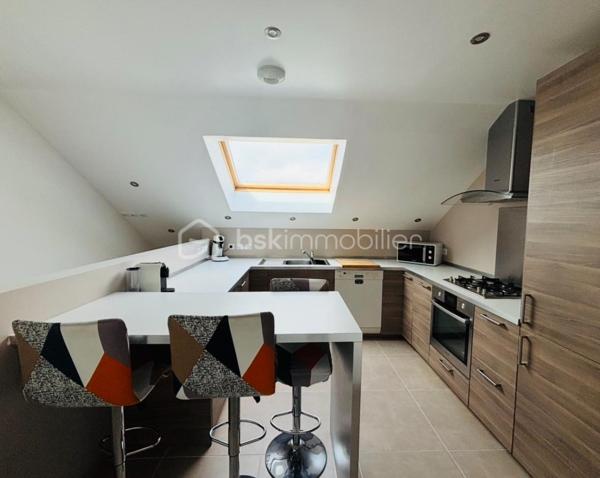 Vous rêvez d’un grand appartement avec de beaux volumes et la possibilité de profiter d’une piscine au sein de la copropriété ?

Je vous invite à découvrir ce magnifique T4 de 106,26 m² loi Carrez et 185 m2 au sol. 

Chaque détail a été pensé et réalisé avec minutie afin de créer un intérieur à la fois élégant, chaleureux et confortable, idéal pour profiter pleinement de chaque instant.

Les beaux volumes de ce bien :
3 grandes chambres, dont une belle suite parentale avec salle d’eau :
Chambre 1 : 14,97 m² au sol
Chambre 2 : 27,69 m² au sol
Chambre 3 : 29,10 m² au sol
Séjour : 23,50 m² au sol
Cuisine : 13,25 m² au sol
Salle de bain : 21,01 m² au sol
Coin bureau : 15,50 m² au sol
Buanderie : 10,27 m² au sol

À retenir :
106,26 m² loi Carrez
185 m² au sol

Système de chauffage électrique (avec gestionnaire d'énergie)
Détecteur de fuite avec coupure automatique
Double vitrage
2 places de parking
1 cave
Petite copropriété de 5 appartements sécurisée avec portail électrique
Superbe piscine au sein de la copropriété (12m)
Espace vert pour profiter pleinement des beaux jours

Ce bien est sa proximité immédiate de toutes les commodités :
À seulement 2 minutes de la gare du Viviers-du-Lac
Arrêt de bus juste à côté de la copropriété
Premier supermarché à seulement 2 minutes