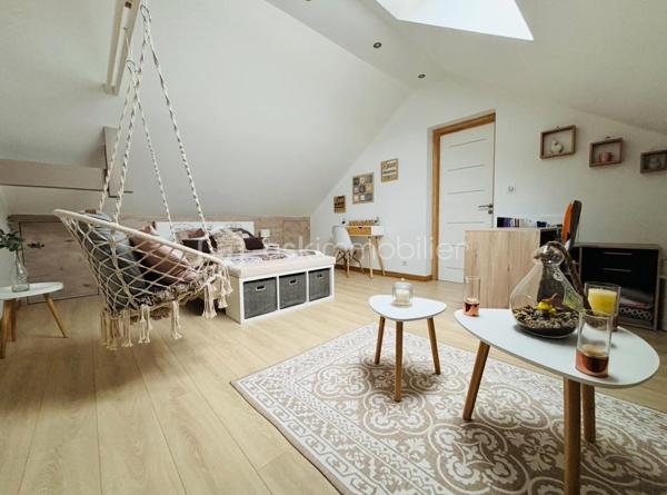 Vous rêvez d’un grand appartement avec de beaux volumes et la possibilité de profiter d’une piscine au sein de la copropriété ?

Je vous invite à découvrir ce magnifique T4 de 106,26 m² loi Carrez et 185 m2 au sol. 

Chaque détail a été pensé et réalisé avec minutie afin de créer un intérieur à la fois élégant, chaleureux et confortable, idéal pour profiter pleinement de chaque instant.

Les beaux volumes de ce bien :
3 grandes chambres, dont une belle suite parentale avec salle d’eau :
Chambre 1 : 14,97 m² au sol
Chambre 2 : 27,69 m² au sol
Chambre 3 : 29,10 m² au sol
Séjour : 23,50 m² au sol
Cuisine : 13,25 m² au sol
Salle de bain : 21,01 m² au sol
Coin bureau : 15,50 m² au sol
Buanderie : 10,27 m² au sol

À retenir :
106,26 m² loi Carrez
185 m² au sol

Système de chauffage électrique (avec gestionnaire d'énergie)
Détecteur de fuite avec coupure automatique
Double vitrage
2 places de parking
1 cave
Petite copropriété de 5 appartements sécurisée avec portail électrique
Superbe piscine au sein de la copropriété (12m)
Espace vert pour profiter pleinement des beaux jours

Ce bien est sa proximité immédiate de toutes les commodités :
À seulement 2 minutes de la gare du Viviers-du-Lac
Arrêt de bus juste à côté de la copropriété
Premier supermarché à seulement 2 minutes