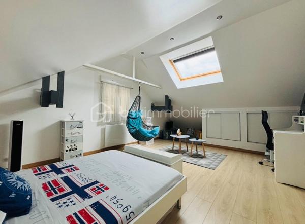 Vous rêvez d’un grand appartement avec de beaux volumes et la possibilité de profiter d’une piscine au sein de la copropriété ?

Je vous invite à découvrir ce magnifique T4 de 106,26 m² loi Carrez et 185 m2 au sol. 

Chaque détail a été pensé et réalisé avec minutie afin de créer un intérieur à la fois élégant, chaleureux et confortable, idéal pour profiter pleinement de chaque instant.

Les beaux volumes de ce bien :
3 grandes chambres, dont une belle suite parentale avec salle d’eau :
Chambre 1 : 14,97 m² au sol
Chambre 2 : 27,69 m² au sol
Chambre 3 : 29,10 m² au sol
Séjour : 23,50 m² au sol
Cuisine : 13,25 m² au sol
Salle de bain : 21,01 m² au sol
Coin bureau : 15,50 m² au sol
Buanderie : 10,27 m² au sol

À retenir :
106,26 m² loi Carrez
185 m² au sol

Système de chauffage électrique (avec gestionnaire d'énergie)
Détecteur de fuite avec coupure automatique
Double vitrage
2 places de parking
1 cave
Petite copropriété de 5 appartements sécurisée avec portail électrique
Superbe piscine au sein de la copropriété (12m)
Espace vert pour profiter pleinement des beaux jours

Ce bien est sa proximité immédiate de toutes les commodités :
À seulement 2 minutes de la gare du Viviers-du-Lac
Arrêt de bus juste à côté de la copropriété
Premier supermarché à seulement 2 minutes