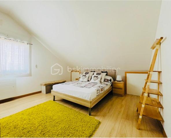 Vous rêvez d’un grand appartement avec de beaux volumes et la possibilité de profiter d’une piscine au sein de la copropriété ?

Je vous invite à découvrir ce magnifique T4 de 106,26 m² loi Carrez et 185 m2 au sol. 

Chaque détail a été pensé et réalisé avec minutie afin de créer un intérieur à la fois élégant, chaleureux et confortable, idéal pour profiter pleinement de chaque instant.

Les beaux volumes de ce bien :
3 grandes chambres, dont une belle suite parentale avec salle d’eau :
Chambre 1 : 14,97 m² au sol
Chambre 2 : 27,69 m² au sol
Chambre 3 : 29,10 m² au sol
Séjour : 23,50 m² au sol
Cuisine : 13,25 m² au sol
Salle de bain : 21,01 m² au sol
Coin bureau : 15,50 m² au sol
Buanderie : 10,27 m² au sol

À retenir :
106,26 m² loi Carrez
185 m² au sol

Système de chauffage électrique (avec gestionnaire d'énergie)
Détecteur de fuite avec coupure automatique
Double vitrage
2 places de parking
1 cave
Petite copropriété de 5 appartements sécurisée avec portail électrique
Superbe piscine au sein de la copropriété (12m)
Espace vert pour profiter pleinement des beaux jours

Ce bien est sa proximité immédiate de toutes les commodités :
À seulement 2 minutes de la gare du Viviers-du-Lac
Arrêt de bus juste à côté de la copropriété
Premier supermarché à seulement 2 minutes