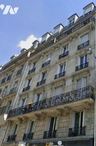 Situé au 3eme étage avec ascenseur d'un immeuble en pierre de taille avec gardien, cet appartem...