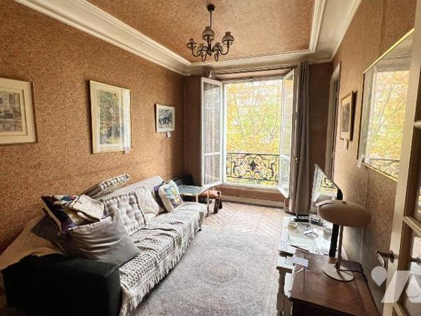 Situé au 3eme étage avec ascenseur d'un immeuble en pierre de taille avec gardien, cet appartem...