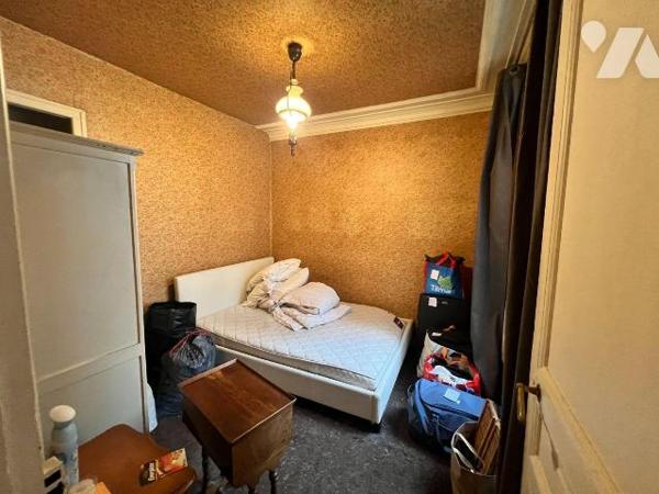 Situé au 3eme étage avec ascenseur d'un immeuble en pierre de taille avec gardien, cet appartem...