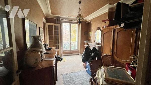 Situé au 3eme étage avec ascenseur d'un immeuble en pierre de taille avec gardien, cet appartem...