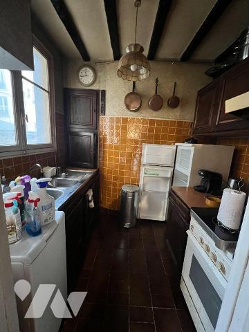 Situé au 3eme étage avec ascenseur d'un immeuble en pierre de taille avec gardien, cet appartem...