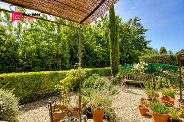 UZES 5 minutes à pied de la place aux herbes, 86m² 3 chambres garage place de parking et jardin de 50 m²