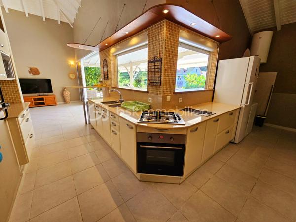 - Jérôme MIGLIORE pour  BSK IMMOBILIER :


Vous recherchez un bien rare à Saint-François, dans un quartier résidentiel ( Secteur Bellevue- Sèze ), au calme, tout en étant proche du centre de Saint-François, des commerces, écoles et à 5 minutes des plages ?

Vous serez alors charmés par cet ensemble immobilier de 189 m2 composé d’une magnifique villa de 144 m2 et d’un bungalow de 45 m2 à Saint-François. Le tout édifié sur un vaste terrain de 2000 m2 arboré sans vis-à-vis vous assurera une intimité et sérénité totales ! 

Alors, que vous soyez à la conquête d’un cocon sécurisant pour y vivre sereinement avec votre famille et/ou d’un investissement locatif (longue durée, à l’année ou saisonnier), cette villa et ce bungalow répondront à toutes vos exigences et plus encore… Tant par leur conception intelligente, que par leur construction et matériaux de qualité. 
Tout d’abord, vous serez charmés par la magnifique villa T4 de charme, lumineuse et fonctionnelle aux volumes généreux et aux nombreux atouts où tout a été pensé pour le plus grand confort de ses habitants ! 

Commençons la visite : Tout d’abord, la villa vous accueille par une grande terrasse couverte avec un somptueux porche d’entrée de caractère ouvrant sur une vaste pièce de vie de 45 m2 (salon/séjour avec cuisine ouverte aménagée et équipée) se prolongeant par une immense baie vitrée sur une spacieuse terrasse couverte de 44 m2, le tout bénéficiant d’une agréable vue sur une piscine de 5m x10m.

Continuons par la partie nuit : 3 chambres vous y attendent, chacune équipée d’une grande baie vitrée et d’un placard dont 1 suite parentale de 23 m2 (composée d’une chambre de 16 m2, une salle d'eau avec douche à l’italienne et WC), 2 chambres de 12 m2, une seconde salle d’eau avec douche à l’italienne et WC, puis des WC indépendants.

A l’extérieur, près de la piscine, se trouvent une pergola avec douche de 6 m2 ainsi qu’un abri/local piscine en béton de 4m2.

Allons maintenant découvrir à l’écart, le bungalow T2 avec sa pièce de vie/cuisine ouverte donnant sur une terrasse couverte de 15 m2, une chambre, sa salle d’eau avec WC. A l’extérieur, un coin cosy agrémenté d’un bac à punch (mini piscine) est prêt à accueillir vos clients/amis ou famille pour d’agréables moments de détente. 

Ce bien est parfaitement entretenu et pour votre confort, la villa est entièrement climatisée, équipée de volets roulants électriques, de stores et de 2 cuves pour pallier aux éventuelles coupures d’eau. Son terrain quant à lui, est entièrement clôturé et équipé d’un portail électrique.
Ce vaste terrain situé dans la zone U4 du PLU, offre la possibilité de rajouter une autre construction et garantissant ainsi une valeur locative supplémentaire.

Sa conception est idéale. En effet, les parties privative et locative sont éloignées l’une de l’autre, offrant ainsi à chaque logement son intimité totale.


Vous l'aurez compris, cet ensemble immobilier est d’une qualité rare, alors ne tardez pas à me contacter, le seul risque que vous prendrez est d’avoir un coup de cœur !