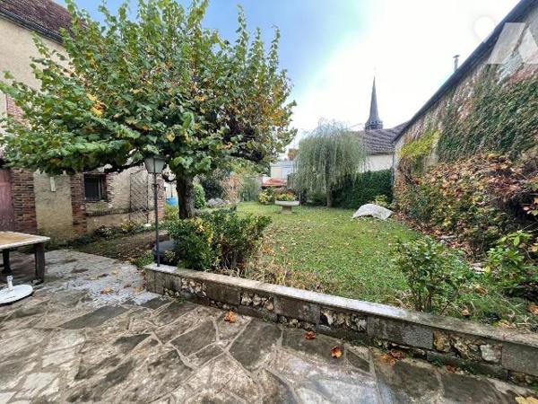 Maison d'habitation au centre du village comprenant une entrée donnant sur une cuisine, arrière...