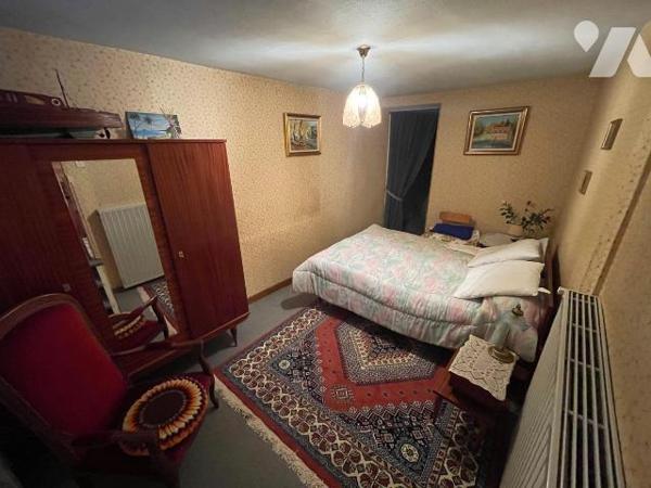 Maison d'habitation au centre du village comprenant une entrée donnant sur une cuisine, arrière...