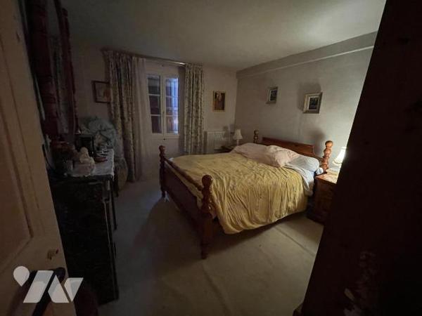 Maison d'habitation au centre du village comprenant une entrée donnant sur une cuisine, arrière...