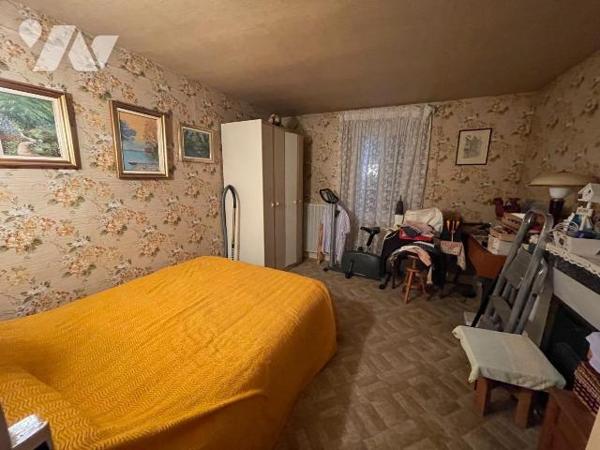 Maison d'habitation au centre du village comprenant une entrée donnant sur une cuisine, arrière...