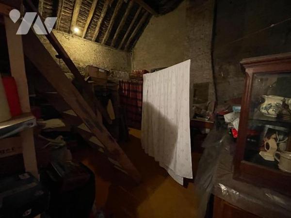 Maison d'habitation au centre du village comprenant une entrée donnant sur une cuisine, arrière...