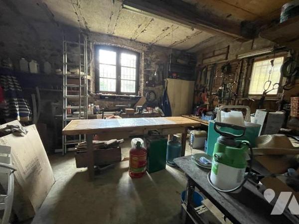 Maison d'habitation au centre du village comprenant une entrée donnant sur une cuisine, arrière...