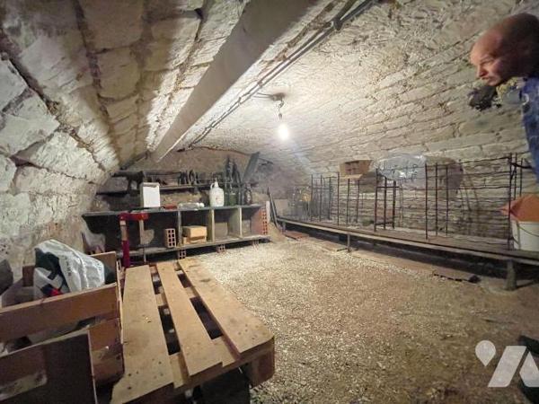 Maison d'habitation au centre du village comprenant une entrée donnant sur une cuisine, arrière...