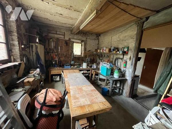 Maison d'habitation au centre du village comprenant une entrée donnant sur une cuisine, arrière...