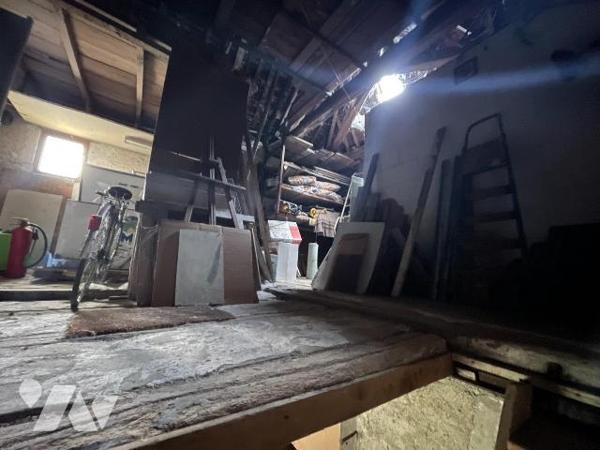 Maison d'habitation au centre du village comprenant une entrée donnant sur une cuisine, arrière...