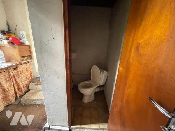 Maison d'habitation au centre du village comprenant une entrée donnant sur une cuisine, arrière...