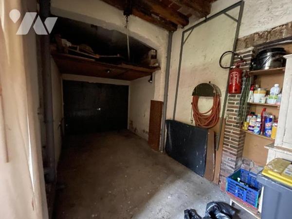 Maison d'habitation au centre du village comprenant une entrée donnant sur une cuisine, arrière...