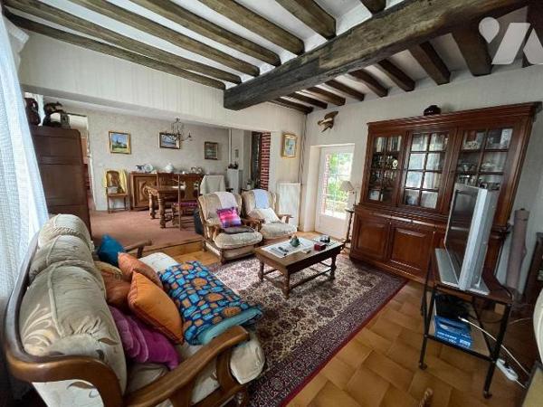 Maison d'habitation au centre du village comprenant une entrée donnant sur une cuisine, arrière...