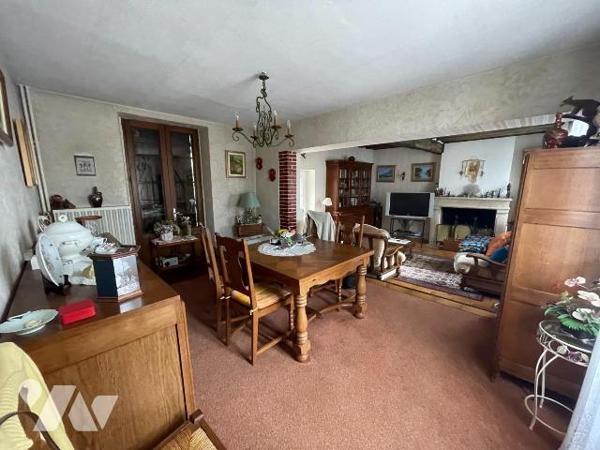 Maison d'habitation au centre du village comprenant une entrée donnant sur une cuisine, arrière...