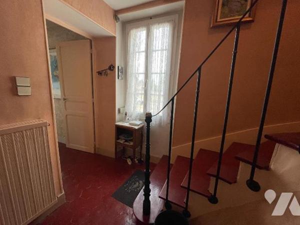 Maison d'habitation au centre du village comprenant une entrée donnant sur une cuisine, arrière...