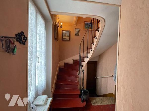 Maison d'habitation au centre du village comprenant une entrée donnant sur une cuisine, arrière...