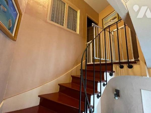 Maison d'habitation au centre du village comprenant une entrée donnant sur une cuisine, arrière...