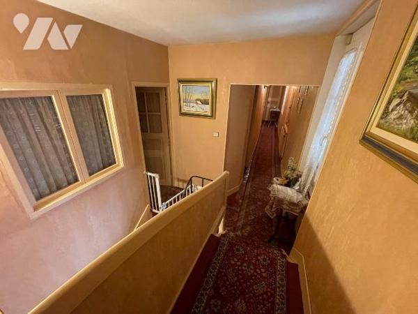 Maison d'habitation au centre du village comprenant une entrée donnant sur une cuisine, arrière...