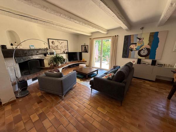 VILLA PROVENCALE RENOVÉE AVEC PISCINE, TERRASSES ET JARDIN