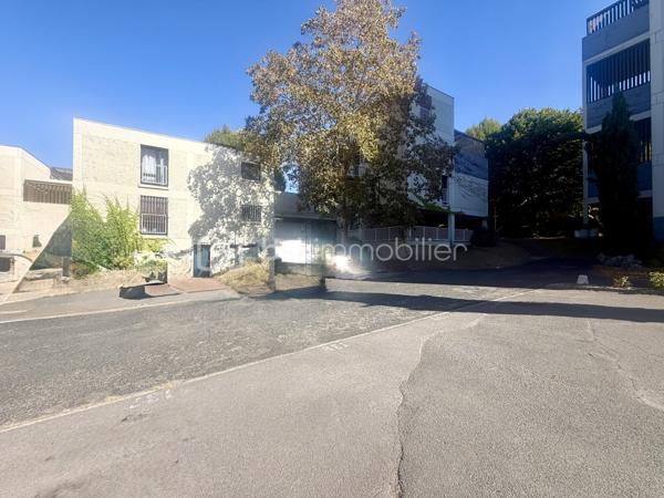 Idéalement situé au sein de la résidence la Nérac, découvrez cet appartement de type T2 d'environ 42m², au 3ème et dernier étage d'un immeuble sans ascenseur.

Vous serez séduit par sa belle terrasse de 22m², véritable pièce à vivre extérieure accessible directement depuis le séjour, offrant un cadre lumineux et agréable pour profiter du beau temps.

L'appartement se compose de :
	•	Un séjour avec accès direct à la terrasse
	•	Une cuisine aménagée et équipée
	•	Une salle d'eau avec WC
	•	Une chambre

Une cave et une place de stationnement privative complètent ce bien, un vrai plus dans cette résidence recherchée.

Points forts de la copropriété :
	•	Travaux d'isolation par l'extérieur déjà votés et payés
	•	Réfection des pergolas déjà votée et payée
	•	Résidence calme et agréable
	•	Proximité immédiate de toutes les commodités (commerces, écoles, transports)
	•	Stationnement privatif inclus

Modalités de la vente – Viager occupé

Ce bien est proposé à la vente en viager occupé. Le vendeur, un homme de 73 ans (espérance de vie statistique de 13,6 ans), continuera d'occuper les lieux, ce qui n'affecte en rien la sécurité de l'investissement pour l'acquéreur.

	•	Bouquet : 42 000 €
	•	Rente mensuelle : 348 €

Ce type d'acquisition permet d'investir dans l'immobilier à un coût d'entrée maîtrisé, avec un potentiel de valorisation intéressant sur le long terme.

Pour plus d'informations ou pour organiser une visite, contactez-moi dès aujourd'hui.