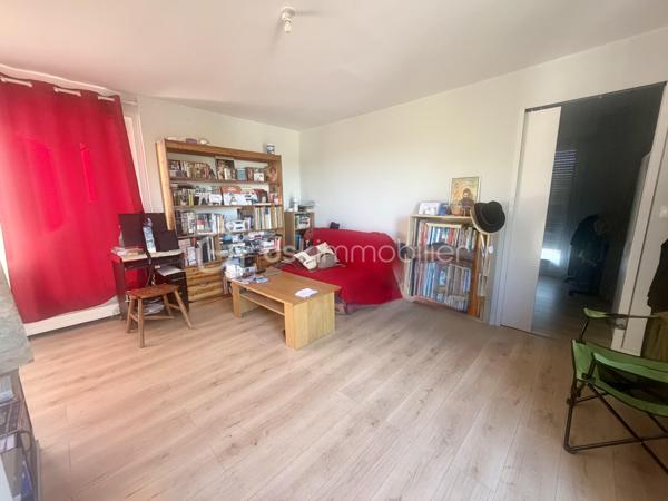 Idéalement situé au sein de la résidence la Nérac, découvrez cet appartement de type T2 d'environ 42m², au 3ème et dernier étage d'un immeuble sans ascenseur.

Vous serez séduit par sa belle terrasse de 22m², véritable pièce à vivre extérieure accessible directement depuis le séjour, offrant un cadre lumineux et agréable pour profiter du beau temps.

L'appartement se compose de :
	•	Un séjour avec accès direct à la terrasse
	•	Une cuisine aménagée et équipée
	•	Une salle d'eau avec WC
	•	Une chambre

Une cave et une place de stationnement privative complètent ce bien, un vrai plus dans cette résidence recherchée.

Points forts de la copropriété :
	•	Travaux d'isolation par l'extérieur déjà votés et payés
	•	Réfection des pergolas déjà votée et payée
	•	Résidence calme et agréable
	•	Proximité immédiate de toutes les commodités (commerces, écoles, transports)
	•	Stationnement privatif inclus

Modalités de la vente – Viager occupé

Ce bien est proposé à la vente en viager occupé. Le vendeur, un homme de 73 ans (espérance de vie statistique de 13,6 ans), continuera d'occuper les lieux, ce qui n'affecte en rien la sécurité de l'investissement pour l'acquéreur.

	•	Bouquet : 42 000 €
	•	Rente mensuelle : 348 €

Ce type d'acquisition permet d'investir dans l'immobilier à un coût d'entrée maîtrisé, avec un potentiel de valorisation intéressant sur le long terme.

Pour plus d'informations ou pour organiser une visite, contactez-moi dès aujourd'hui.