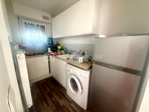 Idéalement situé au sein de la résidence la Nérac, découvrez cet appartement de type T2 d'environ 42m², au 3ème et dernier étage d'un immeuble sans ascenseur.

Vous serez séduit par sa belle terrasse de 22m², véritable pièce à vivre extérieure accessible directement depuis le séjour, offrant un cadre lumineux et agréable pour profiter du beau temps.

L'appartement se compose de :
	•	Un séjour avec accès direct à la terrasse
	•	Une cuisine aménagée et équipée
	•	Une salle d'eau avec WC
	•	Une chambre

Une cave et une place de stationnement privative complètent ce bien, un vrai plus dans cette résidence recherchée.

Points forts de la copropriété :
	•	Travaux d'isolation par l'extérieur déjà votés et payés
	•	Réfection des pergolas déjà votée et payée
	•	Résidence calme et agréable
	•	Proximité immédiate de toutes les commodités (commerces, écoles, transports)
	•	Stationnement privatif inclus

Modalités de la vente – Viager occupé

Ce bien est proposé à la vente en viager occupé. Le vendeur, un homme de 73 ans (espérance de vie statistique de 13,6 ans), continuera d'occuper les lieux, ce qui n'affecte en rien la sécurité de l'investissement pour l'acquéreur.

	•	Bouquet : 42 000 €
	•	Rente mensuelle : 348 €

Ce type d'acquisition permet d'investir dans l'immobilier à un coût d'entrée maîtrisé, avec un potentiel de valorisation intéressant sur le long terme.

Pour plus d'informations ou pour organiser une visite, contactez-moi dès aujourd'hui.