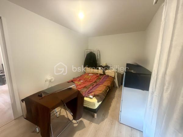 Idéalement situé au sein de la résidence la Nérac, découvrez cet appartement de type T2 d'environ 42m², au 3ème et dernier étage d'un immeuble sans ascenseur.

Vous serez séduit par sa belle terrasse de 22m², véritable pièce à vivre extérieure accessible directement depuis le séjour, offrant un cadre lumineux et agréable pour profiter du beau temps.

L'appartement se compose de :
	•	Un séjour avec accès direct à la terrasse
	•	Une cuisine aménagée et équipée
	•	Une salle d'eau avec WC
	•	Une chambre

Une cave et une place de stationnement privative complètent ce bien, un vrai plus dans cette résidence recherchée.

Points forts de la copropriété :
	•	Travaux d'isolation par l'extérieur déjà votés et payés
	•	Réfection des pergolas déjà votée et payée
	•	Résidence calme et agréable
	•	Proximité immédiate de toutes les commodités (commerces, écoles, transports)
	•	Stationnement privatif inclus

Modalités de la vente – Viager occupé

Ce bien est proposé à la vente en viager occupé. Le vendeur, un homme de 73 ans (espérance de vie statistique de 13,6 ans), continuera d'occuper les lieux, ce qui n'affecte en rien la sécurité de l'investissement pour l'acquéreur.

	•	Bouquet : 42 000 €
	•	Rente mensuelle : 348 €

Ce type d'acquisition permet d'investir dans l'immobilier à un coût d'entrée maîtrisé, avec un potentiel de valorisation intéressant sur le long terme.

Pour plus d'informations ou pour organiser une visite, contactez-moi dès aujourd'hui.