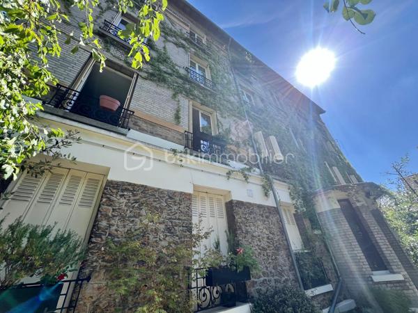 A moins de 10 minutes à pieds du RER Fontenay sous Bois, vous serez séduits par ce magnifique duplex de 108m2 au sol (dont 71 carrez) en parfait état, niché au 2ème étage d'une copropriété calme et luxuriante.
Au premier niveau, un grand séjour lumineux avec cuisine ouverte, 2 chambres, une salle d'eau et un WC.
Au second niveau, 2 chambres sous pente dont 1 avec salle de bains attenante.
Une cave saine complète le bien.
Bien rare sur le secteur; à découvrir sans tarder !
