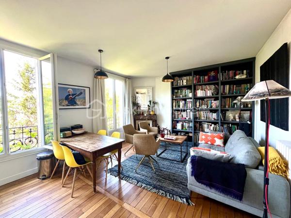 A moins de 10 minutes à pieds du RER Fontenay sous Bois, vous serez séduits par ce magnifique duplex de 108m2 au sol (dont 71 carrez) en parfait état, niché au 2ème étage d'une copropriété calme et luxuriante.
Au premier niveau, un grand séjour lumineux avec cuisine ouverte, 2 chambres, une salle d'eau et un WC.
Au second niveau, 2 chambres sous pente dont 1 avec salle de bains attenante.
Une cave saine complète le bien.
Bien rare sur le secteur; à découvrir sans tarder !